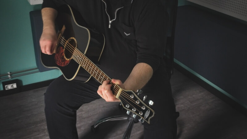 Matthias Kahlmann playing guitar