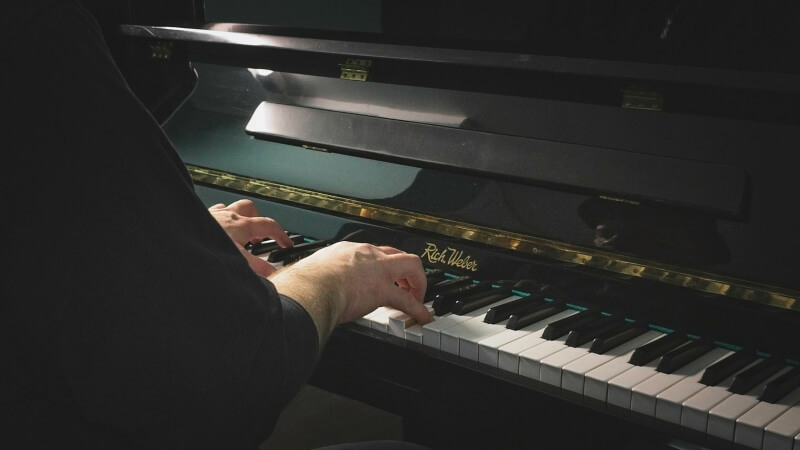 Matthias Kahlmann playing piano
